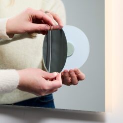 Sminkespeil med x5 forstørrelse og magnetisk oppsett.