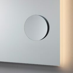 Sminkespeil med x5 forstørrelse og magnetisk oppsett.