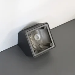 Monteringsboks for stikkontakt i hjørne