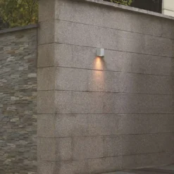 Ume utelampe vegg hvit