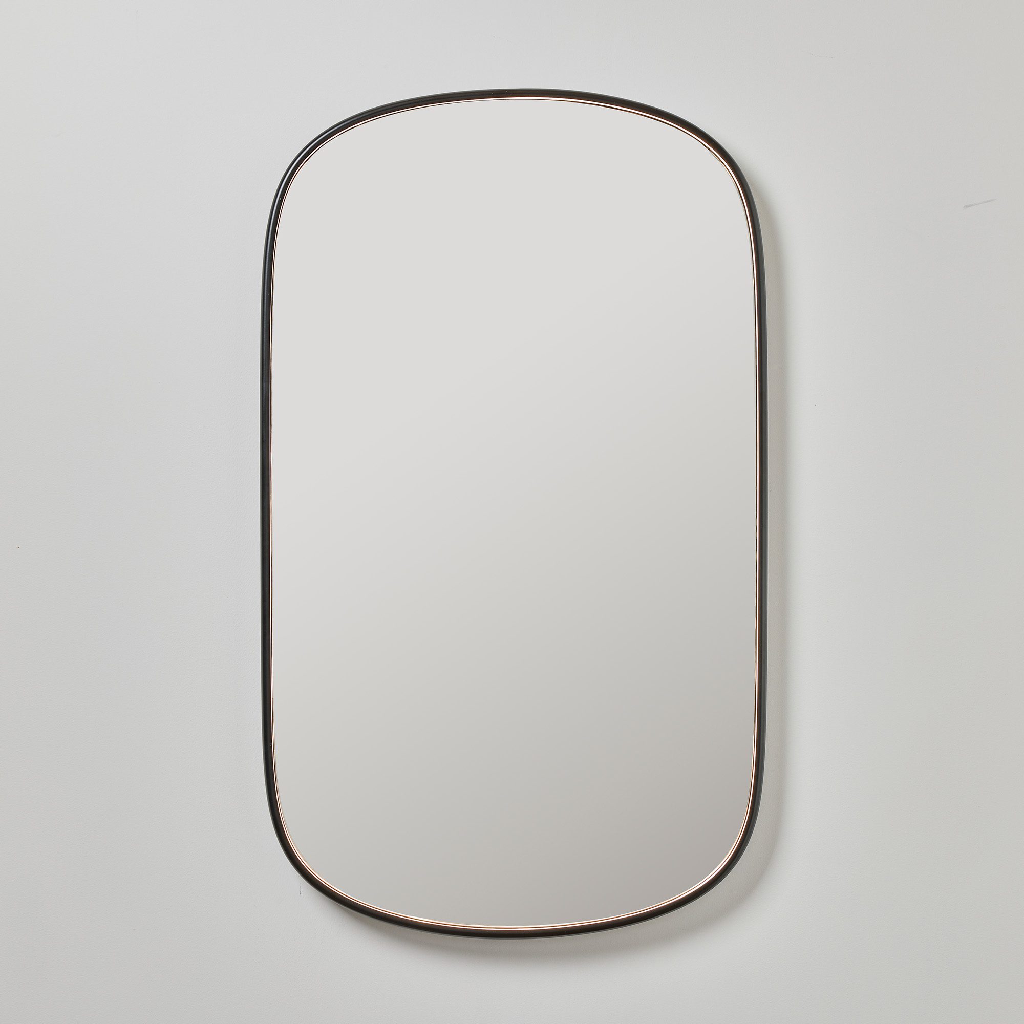 Bloom ovalt speil med lys og sort ramme | Illuminor as