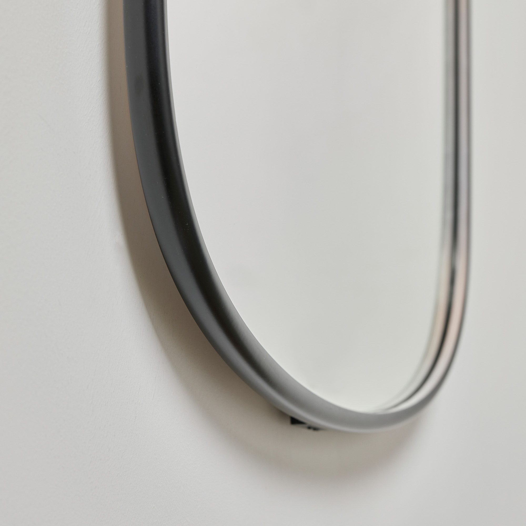 Bloom ovalt speil med lys og sort ramme | Illuminor as