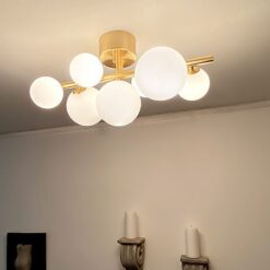 Molekyl taklampe i matt messing og 7 opalhvite glasskuler